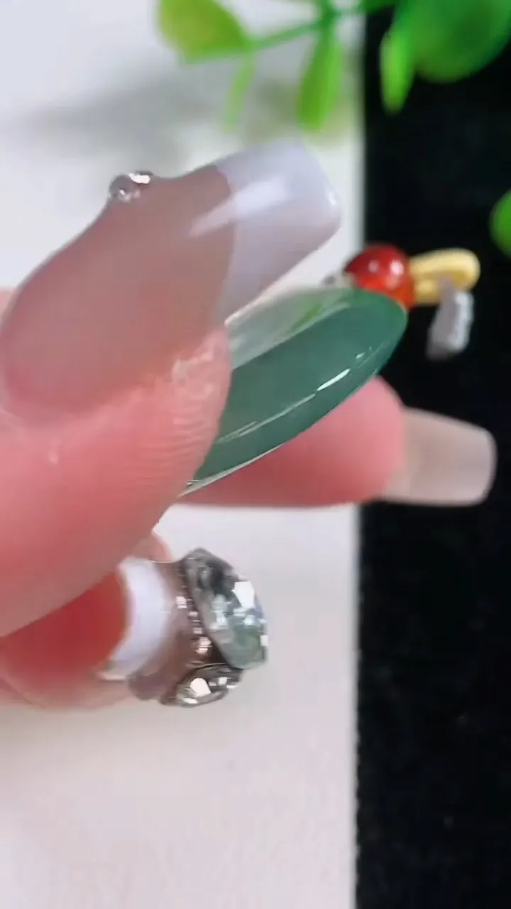 天然A货翡翠平安扣吊坠，尺寸37.6-5.7，重量:19.74g
12月18日