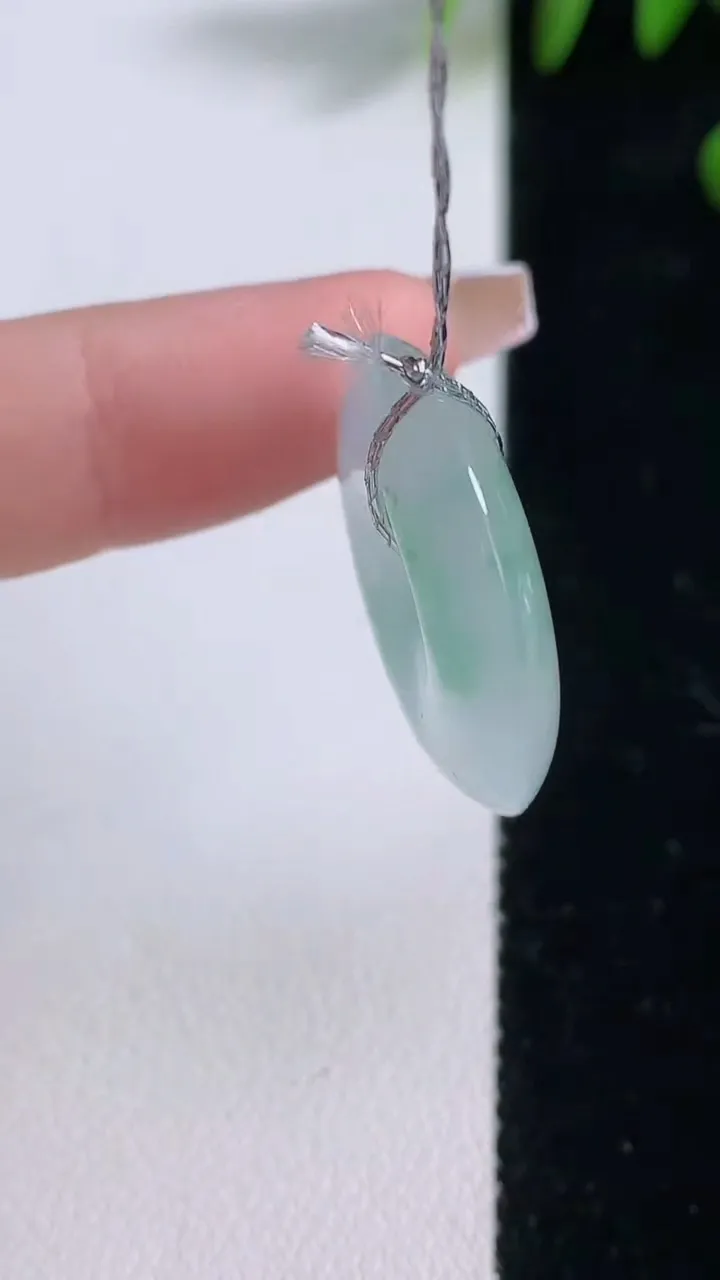 天然A货翡翠平安扣吊坠，尺寸23.8-5.7，重量:7.84g
12月18日