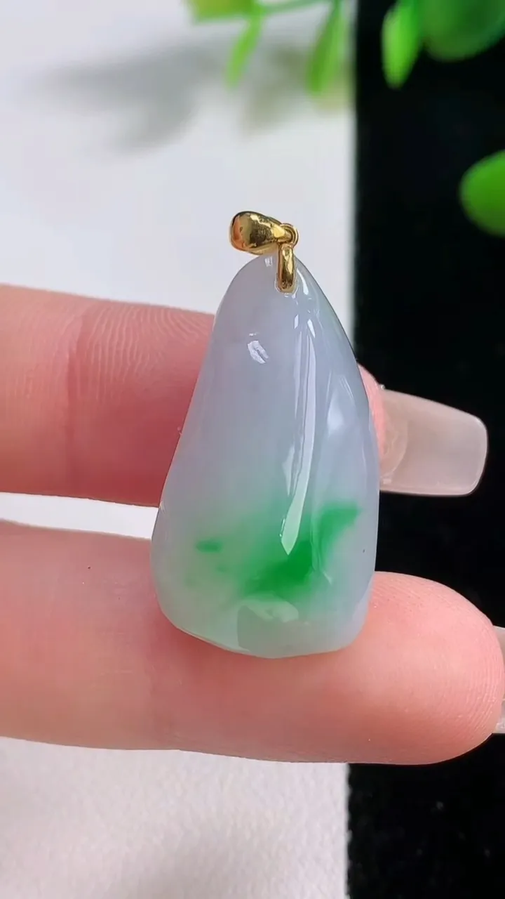 天然A货翡翠原石吊坠，尺寸27.5-15.4-10.4，重量:7.18g
12月18日