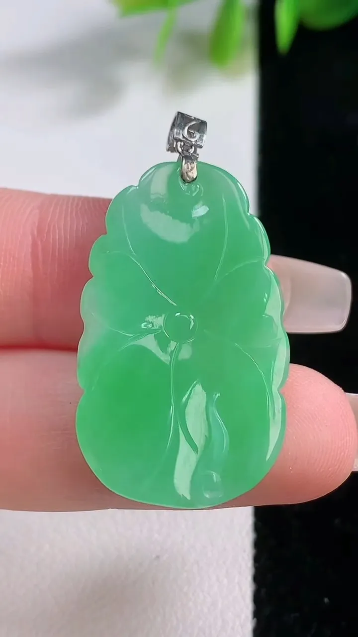 天然A货翡翠荷叶吊坠，尺寸31.2-18-3.7，重量:4.50g
12月18日