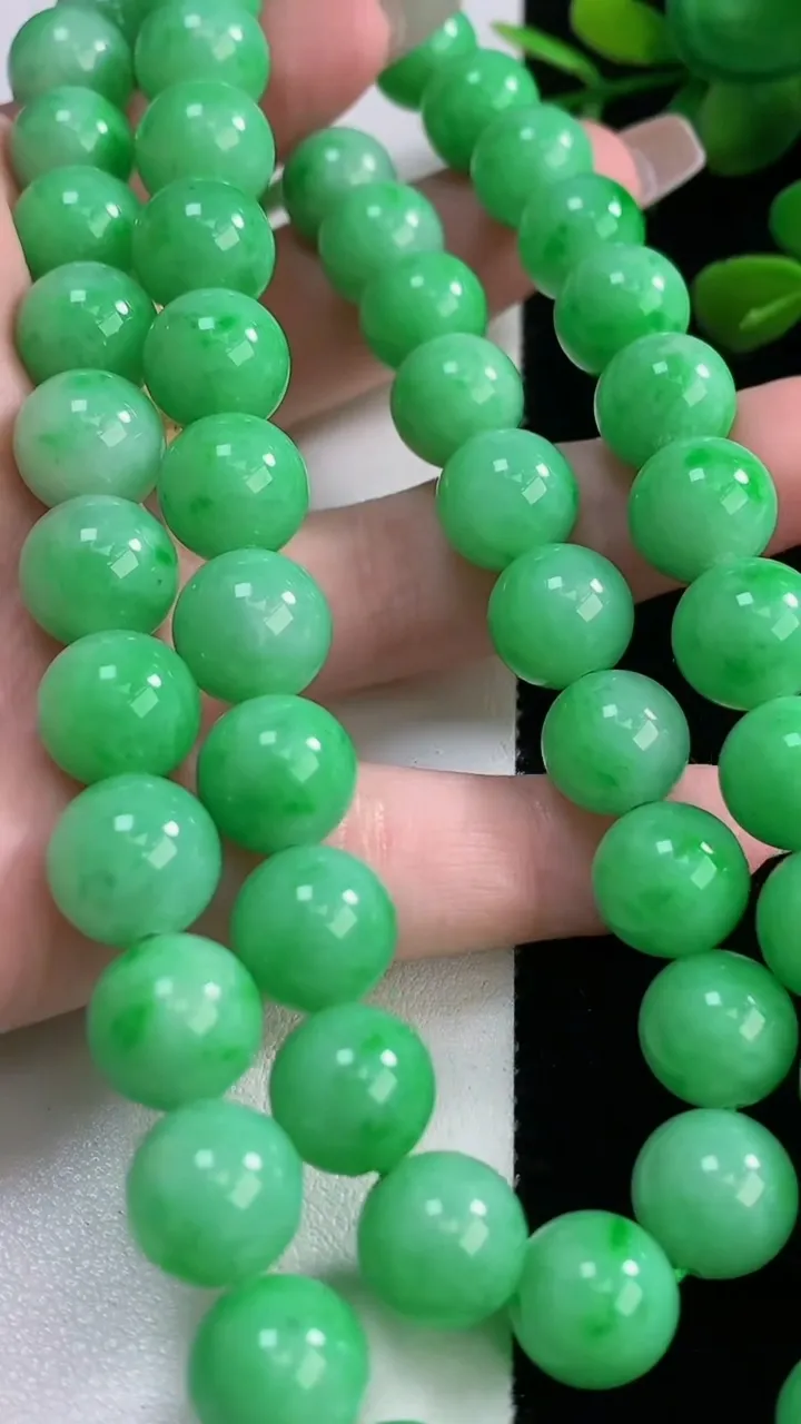 天然A货翡翠圆珠项链，尺寸11-52颗，重量:122.83g12月18日
工厂直销收藏佳品,种好水足，色泽均匀，有种有色，上手高大气！