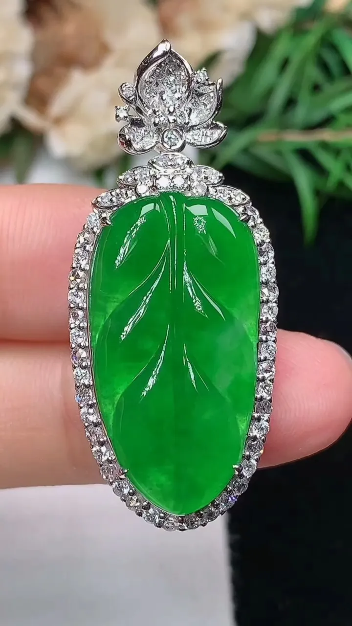 天然A货翡翠金枝玉叶 叶子吊坠，尺寸38.9-16.8-10.7，裸石24.8-13.2，重量:6.