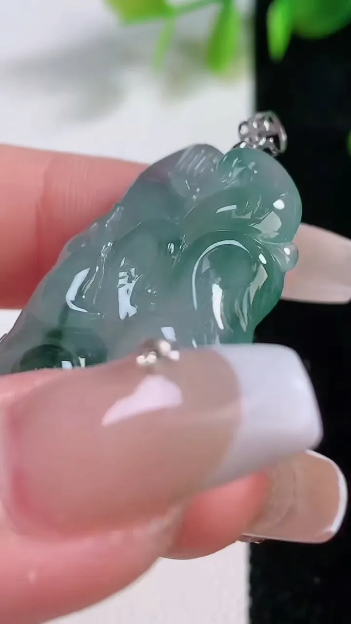 天然A货翡翠种飘花九尾狐吊坠，尺寸36.5-21.5-6.3，重量:9.43g
12月18日