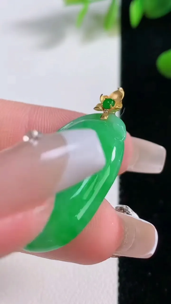 天然A货翡翠如意吊坠，尺寸30.7-18.4-6.7，重量:7.78g
12月18日