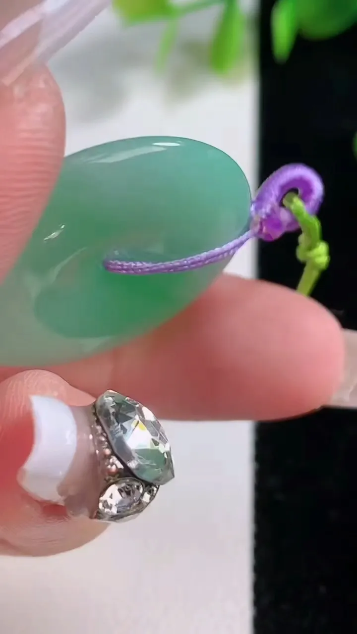 天然A货翡翠平安扣吊坠，尺寸28.6-4.4，重量:8.47g
12月18日