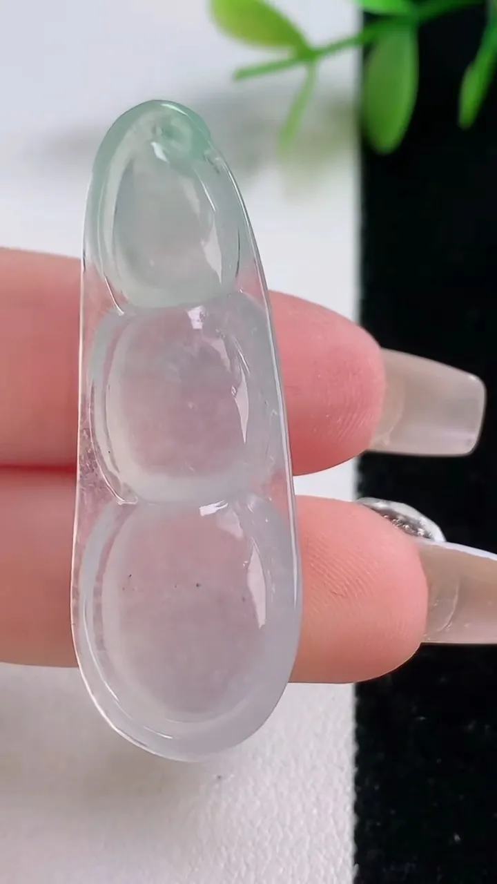 天然A货翡翠福豆吊坠，尺寸43.5-15.4-6.2，重量:6.62g
12月18日