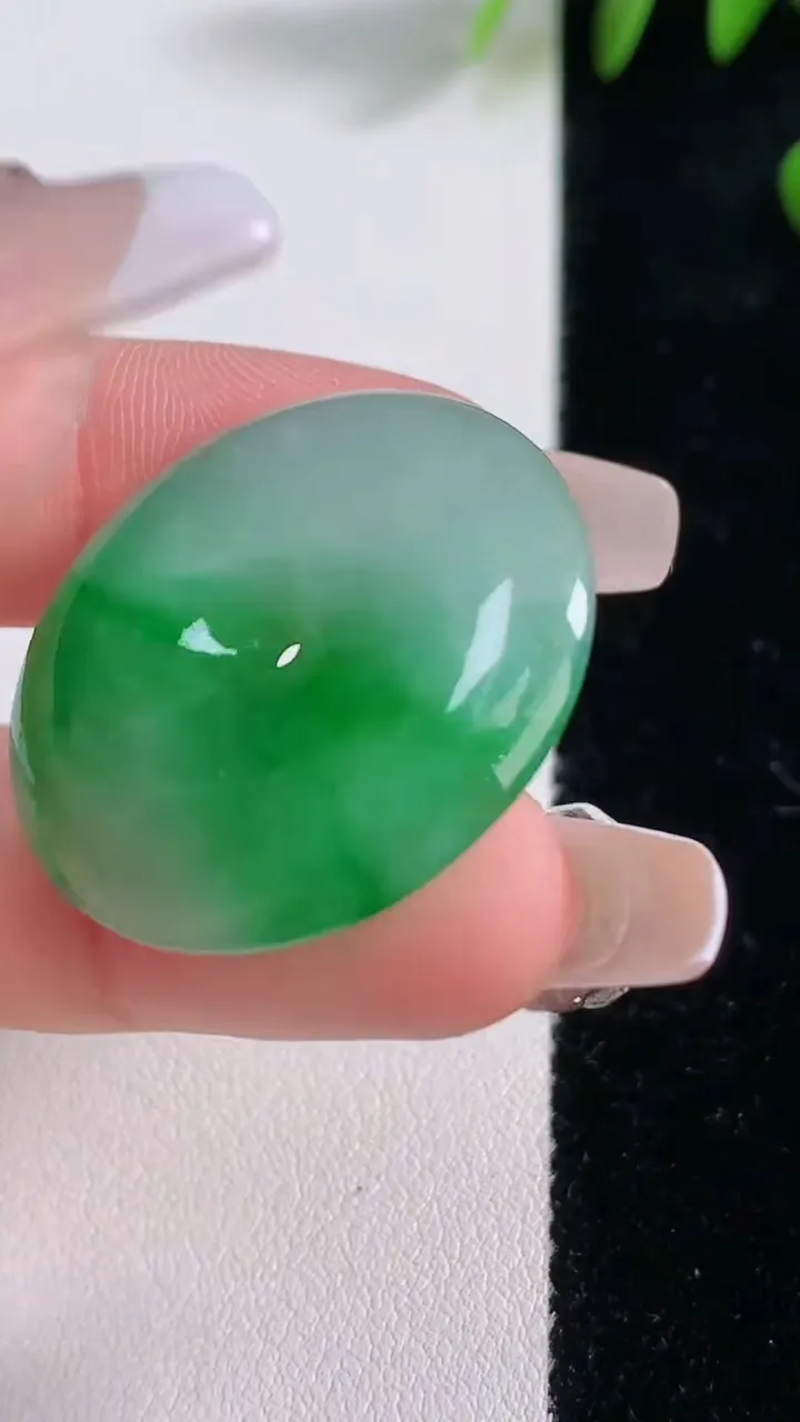 天然A货翡翠平安扣吊坠，尺寸28.7-6，重量:11.03g
12月18日