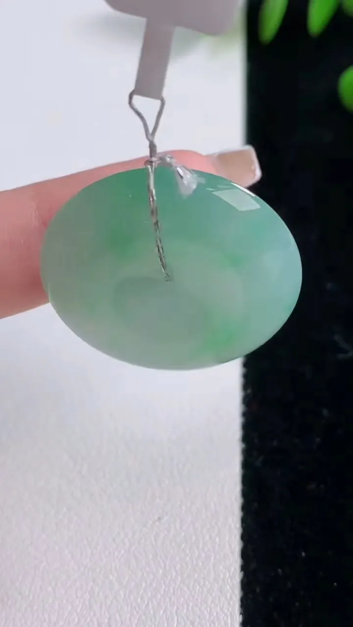 天然A货翡翠平安扣吊坠，尺寸27.3-6.6，重量:10.06g
12月18日