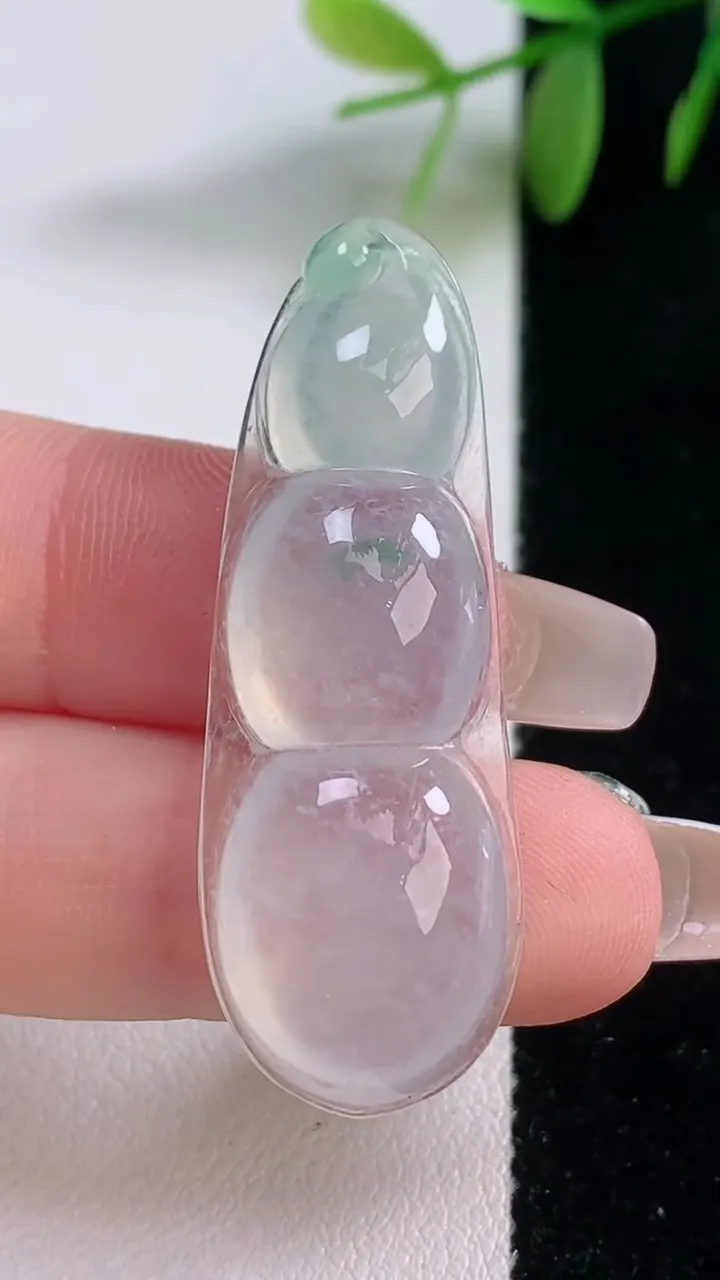 天然A货翡翠福豆吊坠，尺寸43.5-15.4-6.2，重量:6.62g
12月18日