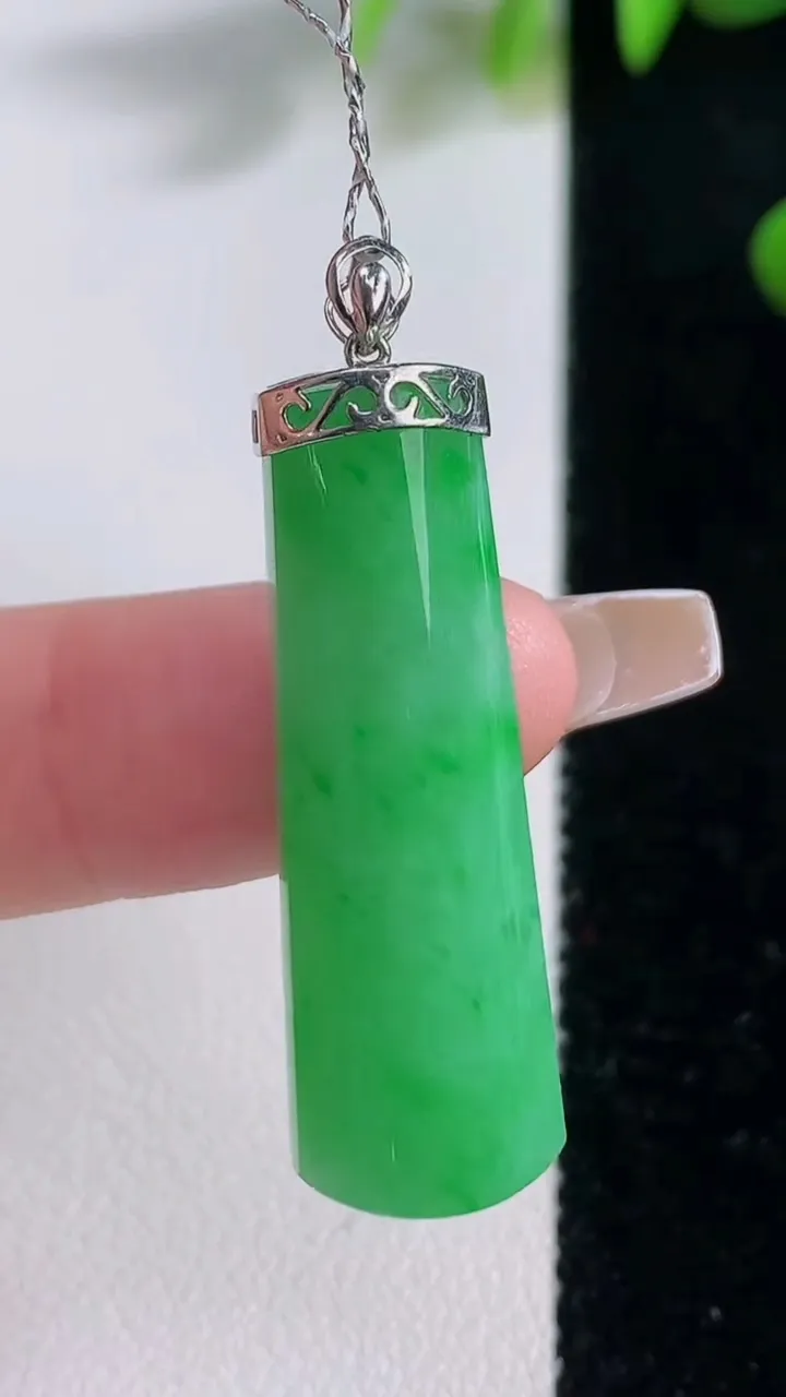 天然A货翡翠无事牌吊坠，尺寸34-10.6-6.7，重量:6.44g
12月18日