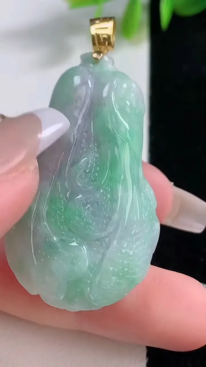 天然A货翡翠白菜吊坠，尺寸44.4-26-12.7，重量:26.67g
12月18日