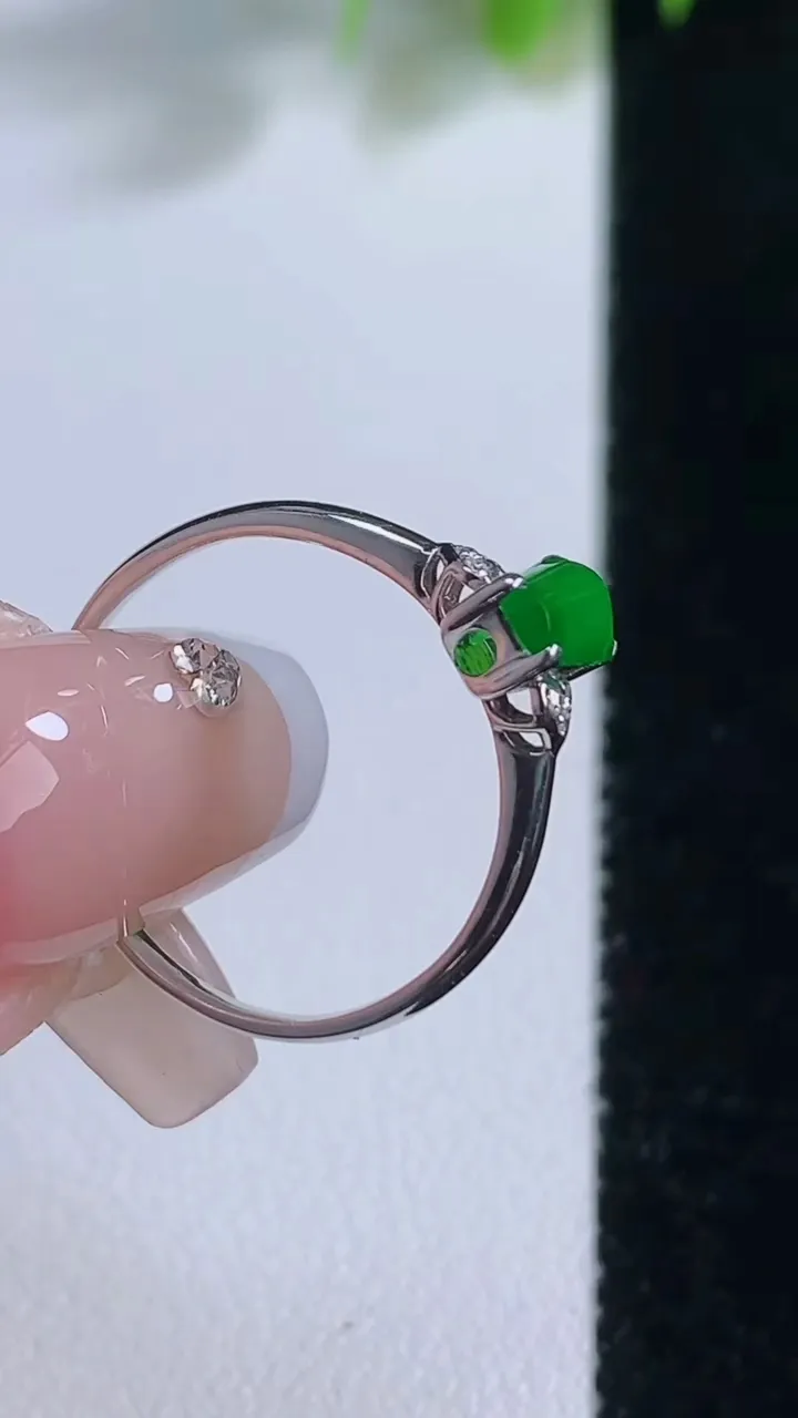 天然A货翡翠马鞍戒指，尺寸16.8-6-4-4.6，重量:1.38g2025年12月18日
工厂直销收藏佳品,种好水足，色泽均匀，有种有色，上手高大气！