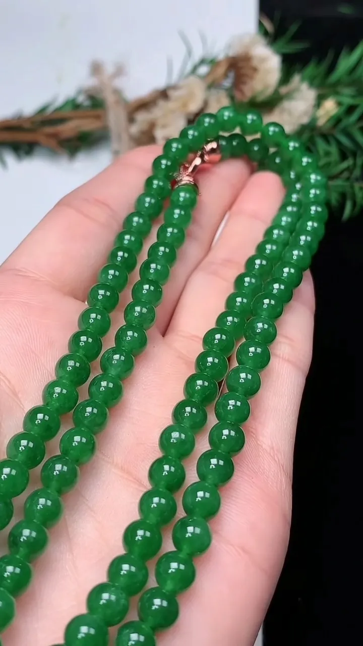 天然A货翡翠圆珠项链，尺寸6-100颗，重量:38.22g
12月18日