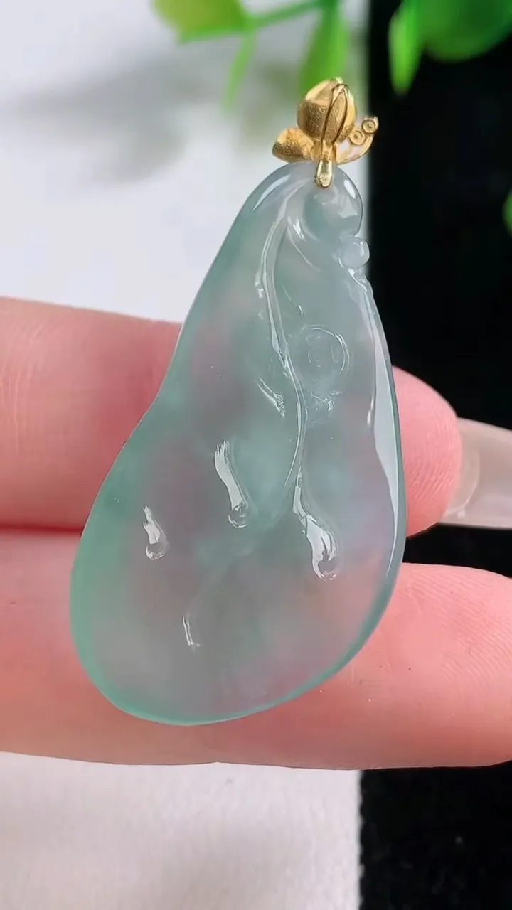 天然A货翡翠和和美美 荷花吊坠，尺寸36.2-20.4-6，重量:7.32g
12月18日