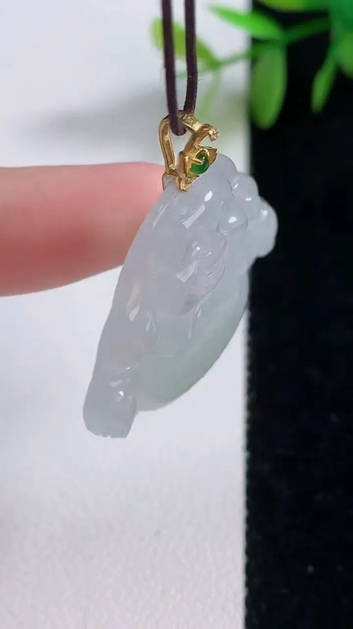 天然A货翡翠佛公吊坠，尺寸29.8-32.4-5.5，重量:8.92g
12月18日