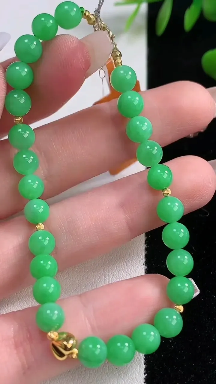 天然A货翡翠圆珠手串，尺寸5.8-26颗，重量:9.36g12月18日
工厂直销收藏佳品,种好水足，