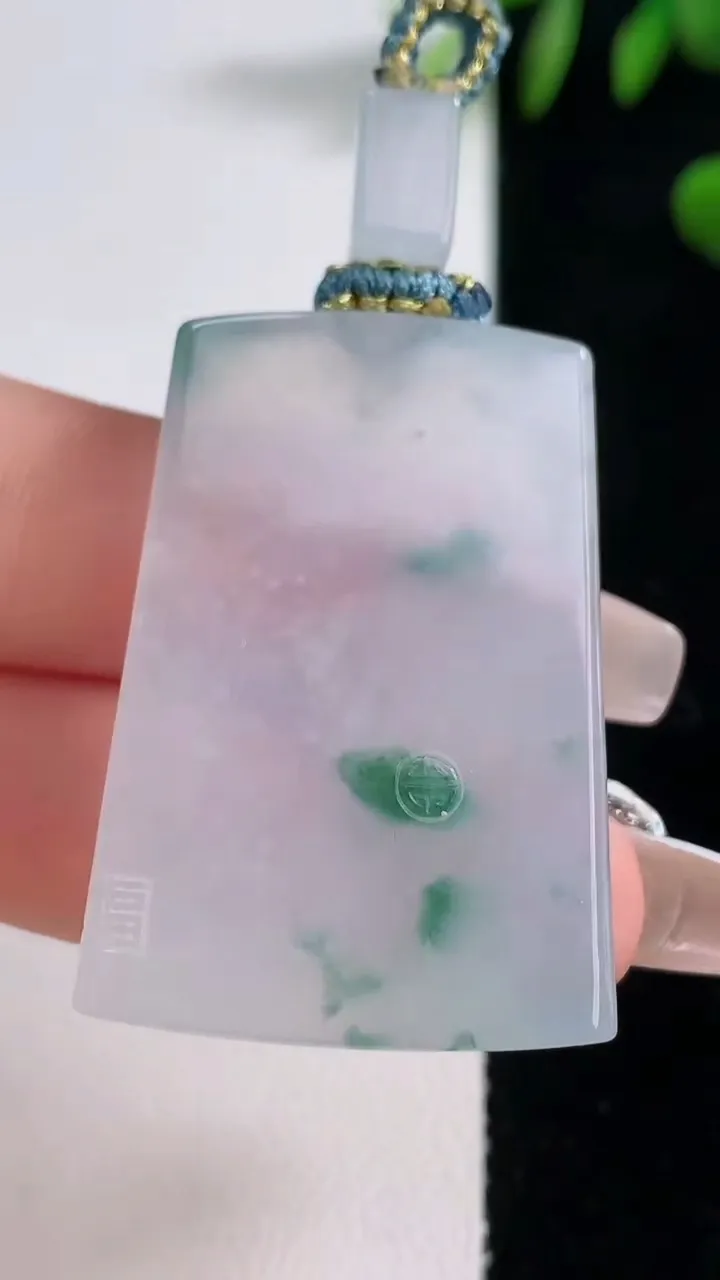 天然A货翡翠种飘花无事牌吊坠，尺寸38-26-5.4，重量:18.62g
12月18日