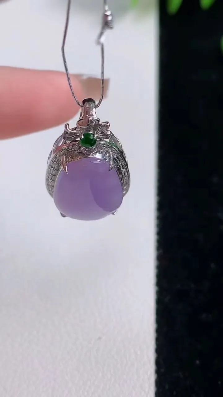 天然A货翡翠18K金紫罗兰福瓜吊坠，尺寸26-13.4-8.6，裸石17-10.8重量:3.10g
12月18日