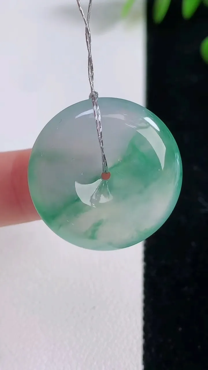 天然A货翡翠种飘花平安扣吊坠，尺寸25.8-6.3，重量:9.12g
12月18日