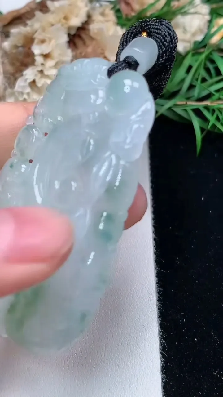 天然A货翡翠如意吊坠，尺寸55.9-31.8-5.5，重量:23.45g
12月18日