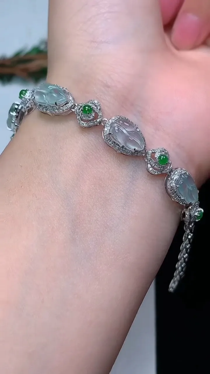 天然A货翡翠金枝玉叶 叶子手链，尺寸10-5.7-5.2，重量:7.68g
12月19日