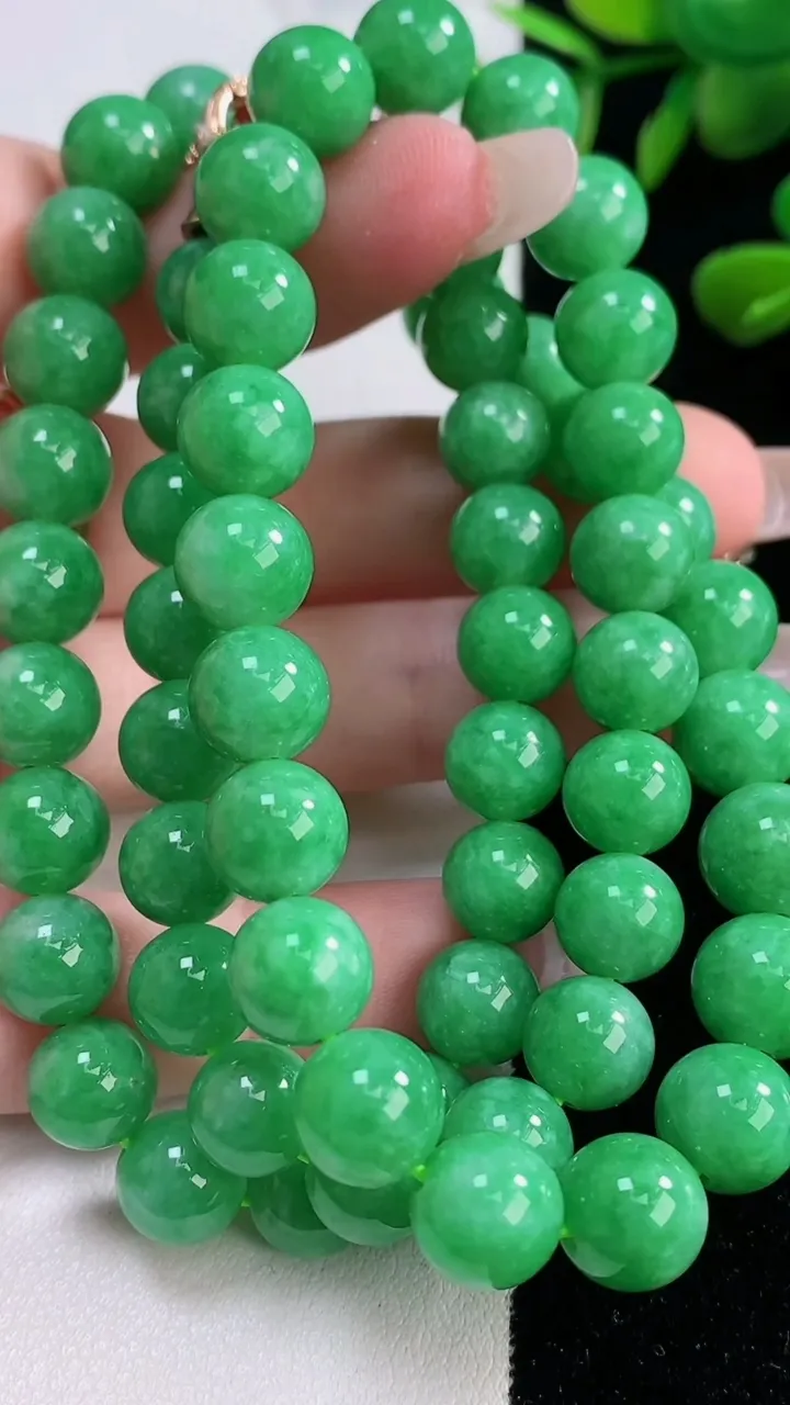 天然A货翡翠圆珠项链，尺寸9.2-63颗，重量:73.65g12月18日
工厂直销收藏佳品,种好水足，色泽均匀，有种有色，上手高大气！