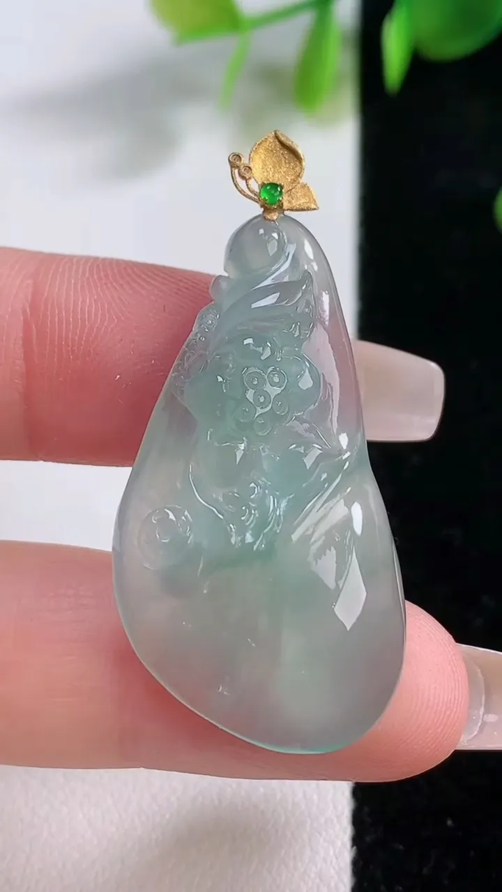 天然A货翡翠和和美美 荷花吊坠，尺寸36.2-20.4-6，重量:7.32g
12月18日