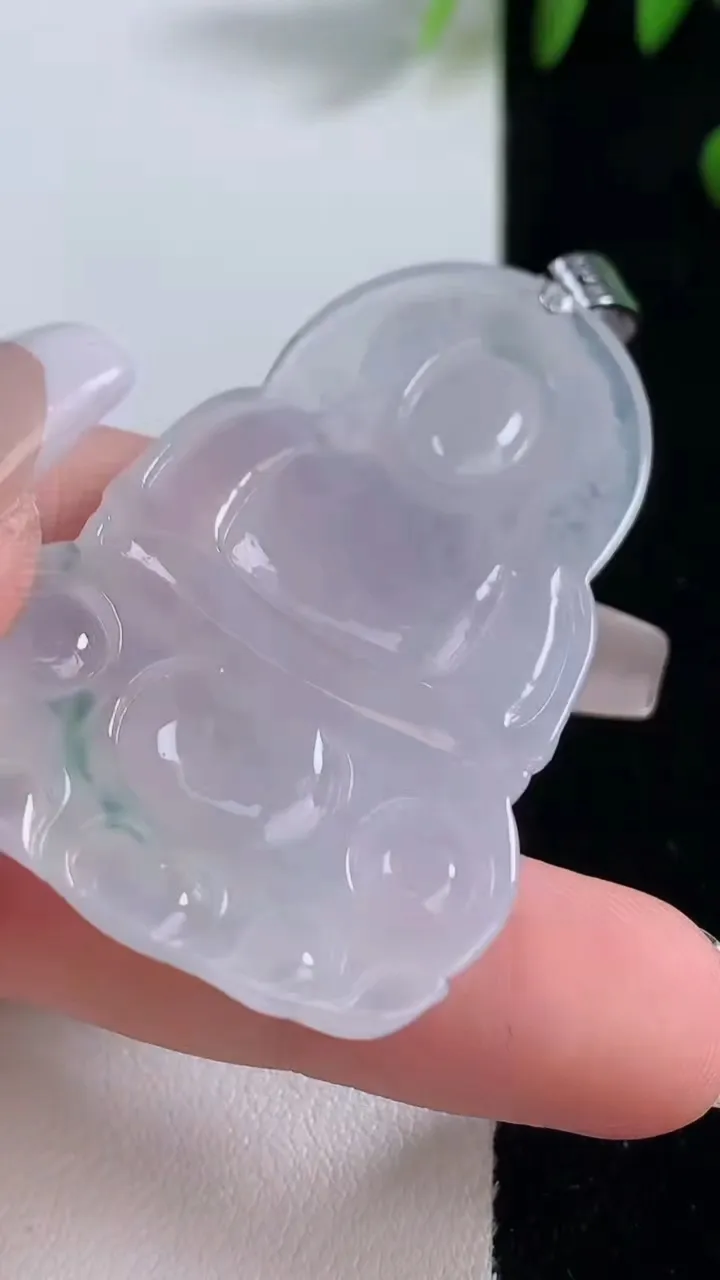 天然A货翡翠种飘花观音菩萨吊坠，尺寸51-33.4-6，重量:18.10g
12月18日