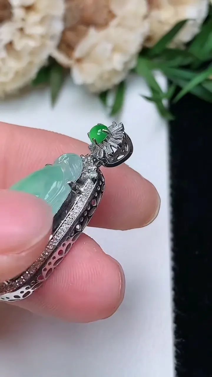 天然A货翡翠如意吊坠，尺寸30.8-16.5-7.4，裸石21.2-14，重量:4.97g
12月18日