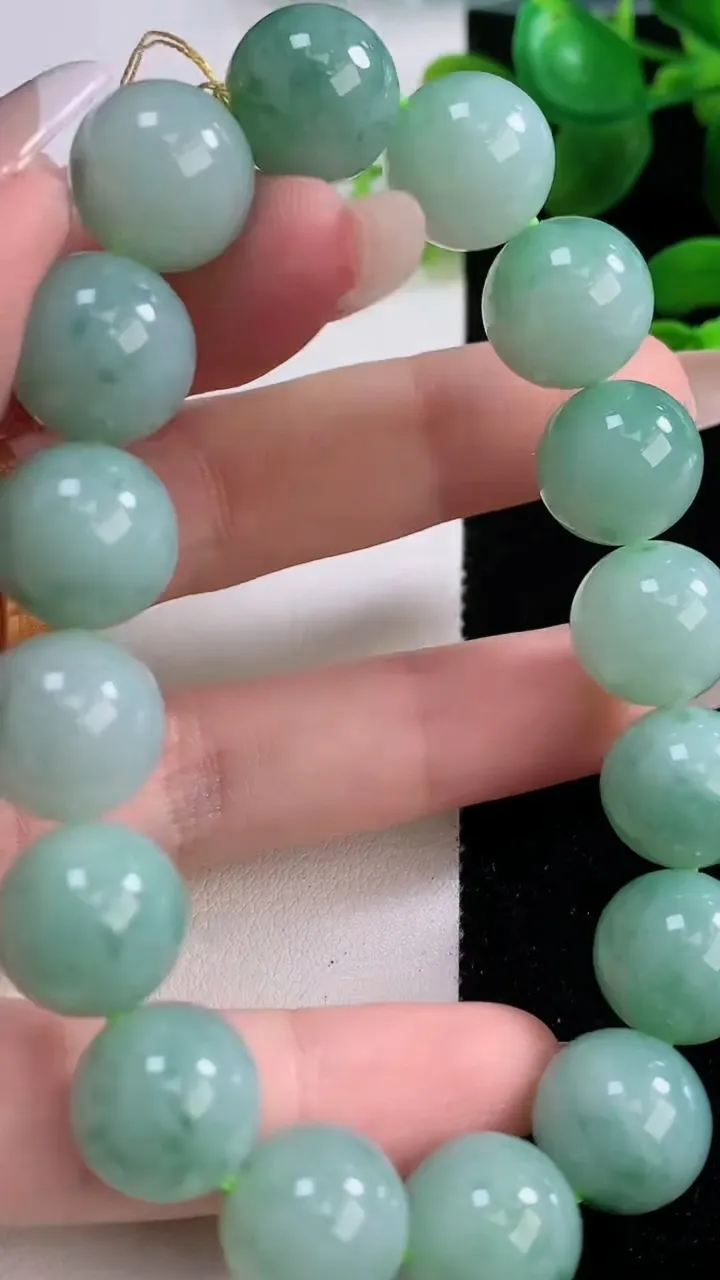 天然A货翡翠飘花圆珠手串，尺寸12.7-16颗，重量:58.11g12月18日
工厂直销收藏佳品,种好水足，色泽均匀，有种有色，上手高大气！