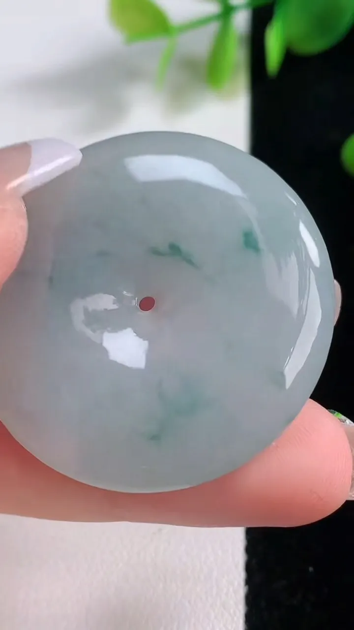 天然A货翡翠冰种飘花平安扣吊坠，尺寸37.6-5.7，重量:17.29g
12月18日