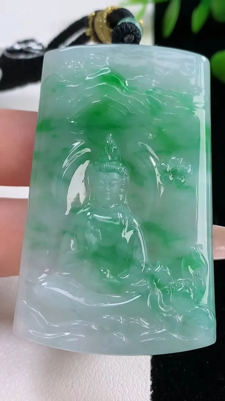 天然A货翡翠山水观音菩萨吊坠，尺寸58.4-36.7-5.5，重量:37.41g
12月18日