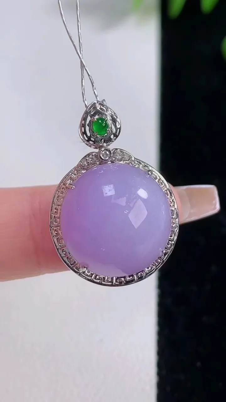 天然A货翡翠18K金紫罗兰蛋面吊坠，尺寸25.6-17.8-10.4，裸石15重量:4.36g
12月18日