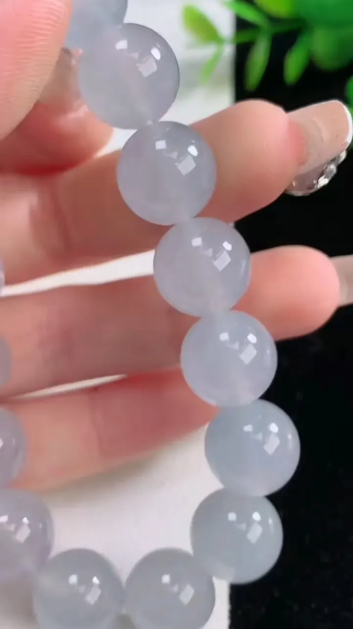 天然A货翡翠种白冰圆珠手串，尺寸12.4-16颗，重量:54.83g12月18日
工厂直销收藏佳品,种好水足，色泽均匀，有种有色，上手高大气！