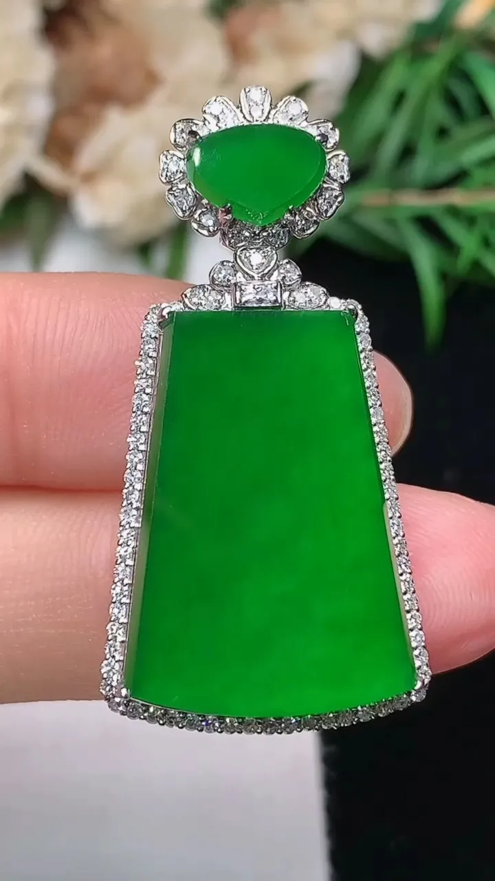 天然A货翡翠无事牌吊坠，尺寸36.7-18.5-7.7，裸石22.2-15.2，重量:6.36g
1