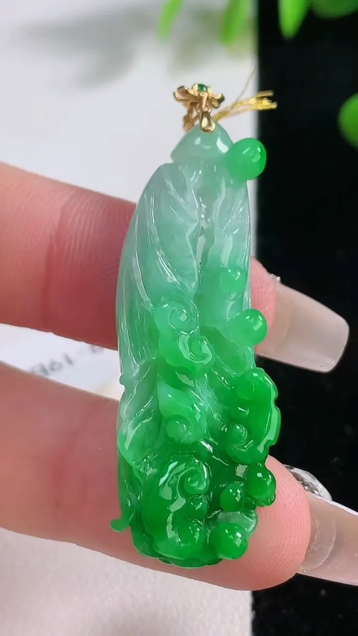 天然A货翡翠白菜吊坠，尺寸42-14.3-6.3，重量:6.89g
12月18日