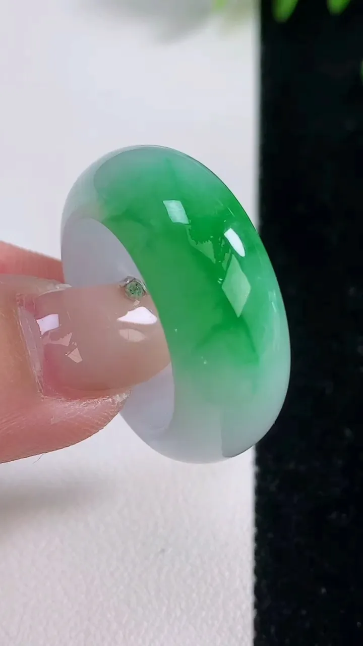 天然A货翡翠指环扳指，尺寸20.2-10.5-5.4，重量:12.00g2025年12月18日
工厂