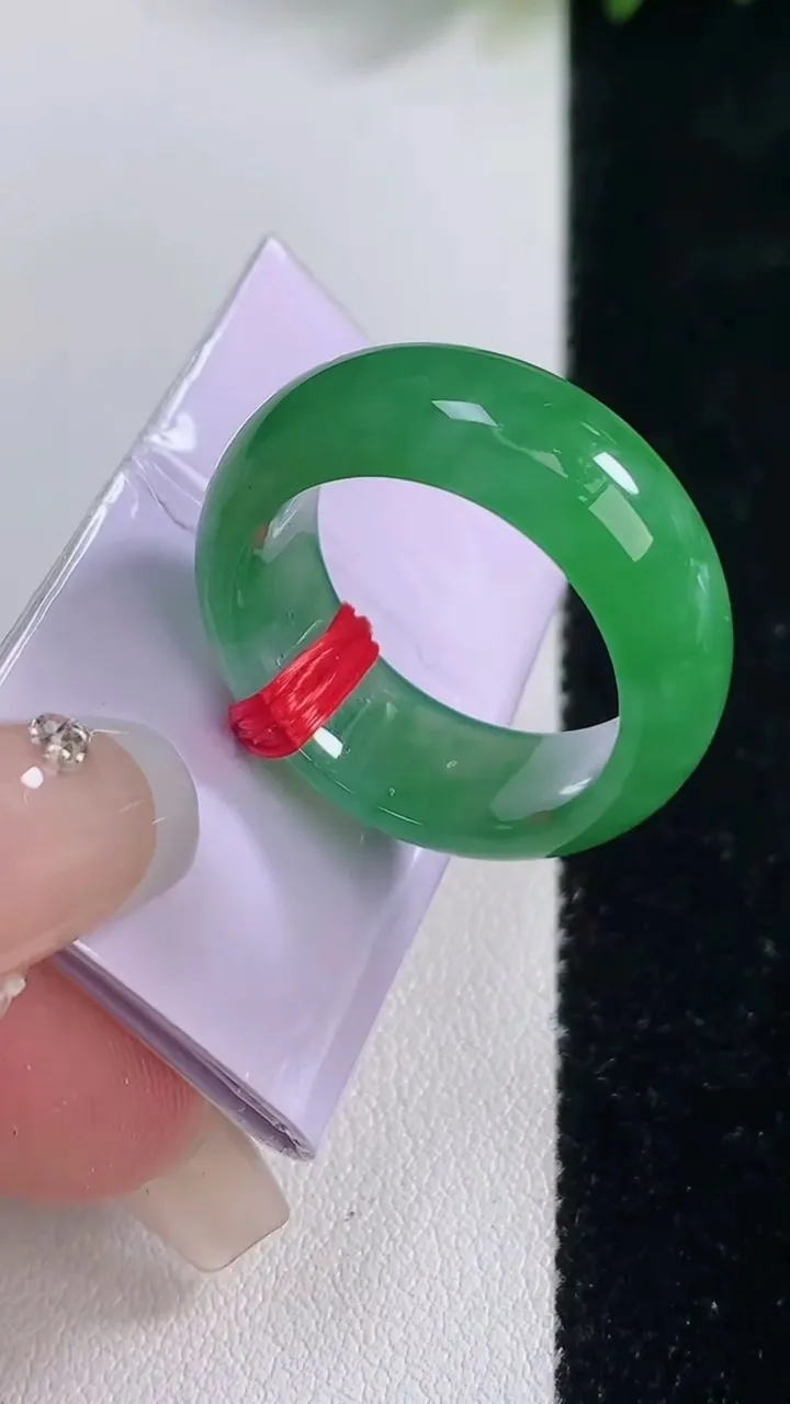 天然A货翡翠指环扳指，尺寸18.4-7.9-3.5，重量:7.74g2025年12月18日
工厂直销收藏佳品,种好水足，色泽均匀，有种有色，上手高大气！