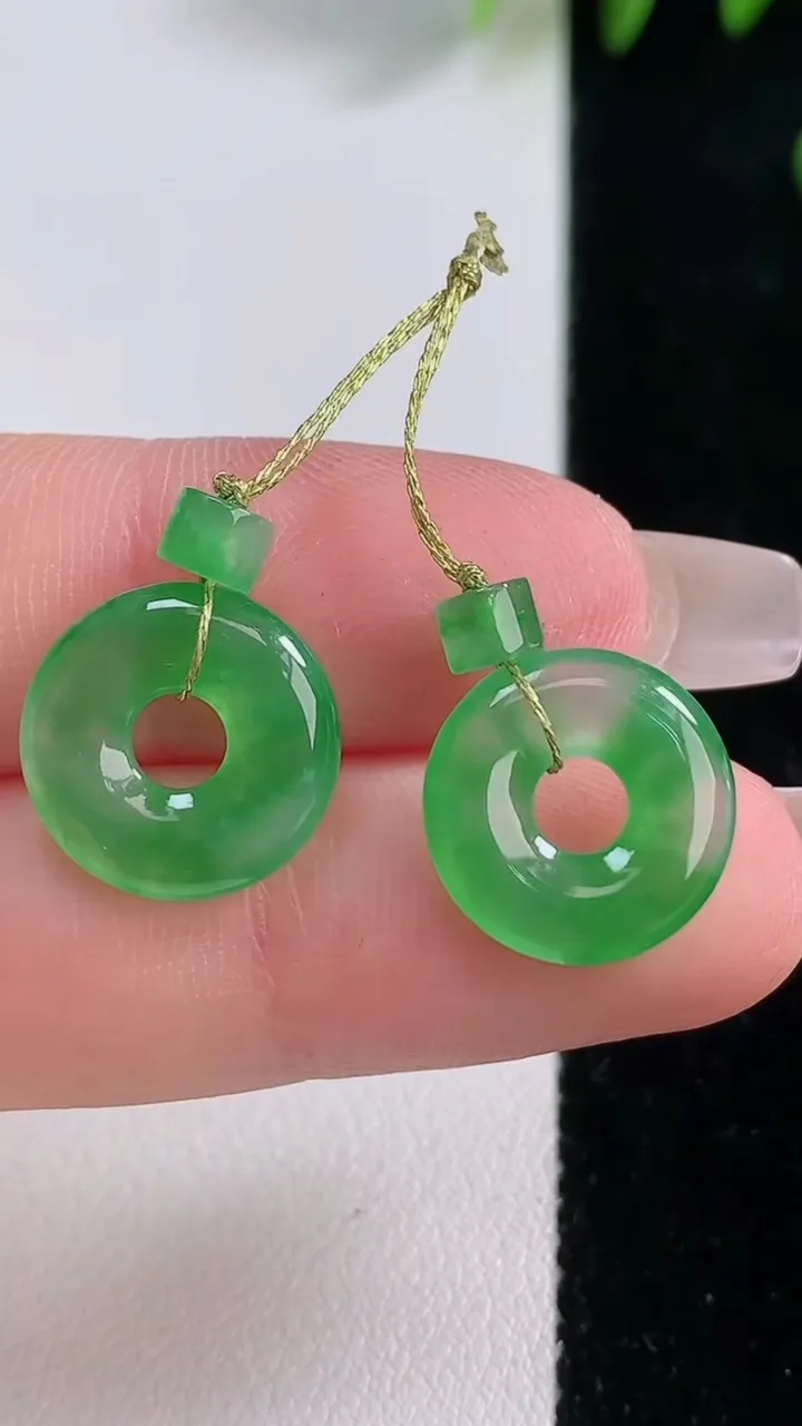 天然A货翡翠平安环吊坠一对，尺寸13.5-2.8，重量:2.33g
12月18日