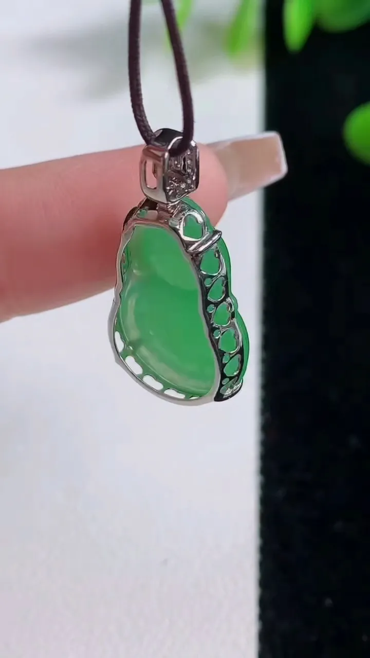 天然A货翡翠葫芦吊坠，尺寸19.4-13-6，重量:2.27g
12月18日