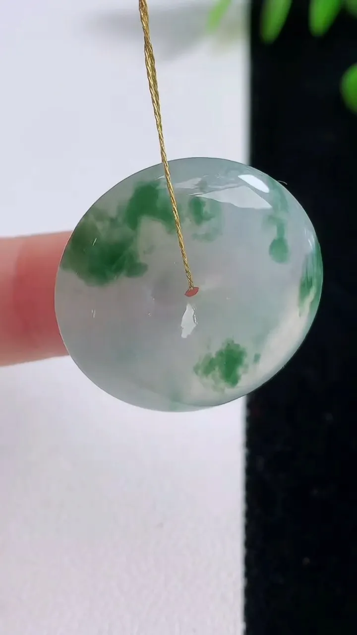 天然A货翡翠冰种飘花平安扣吊坠，尺寸26-6，重量:9.53g
12月18日