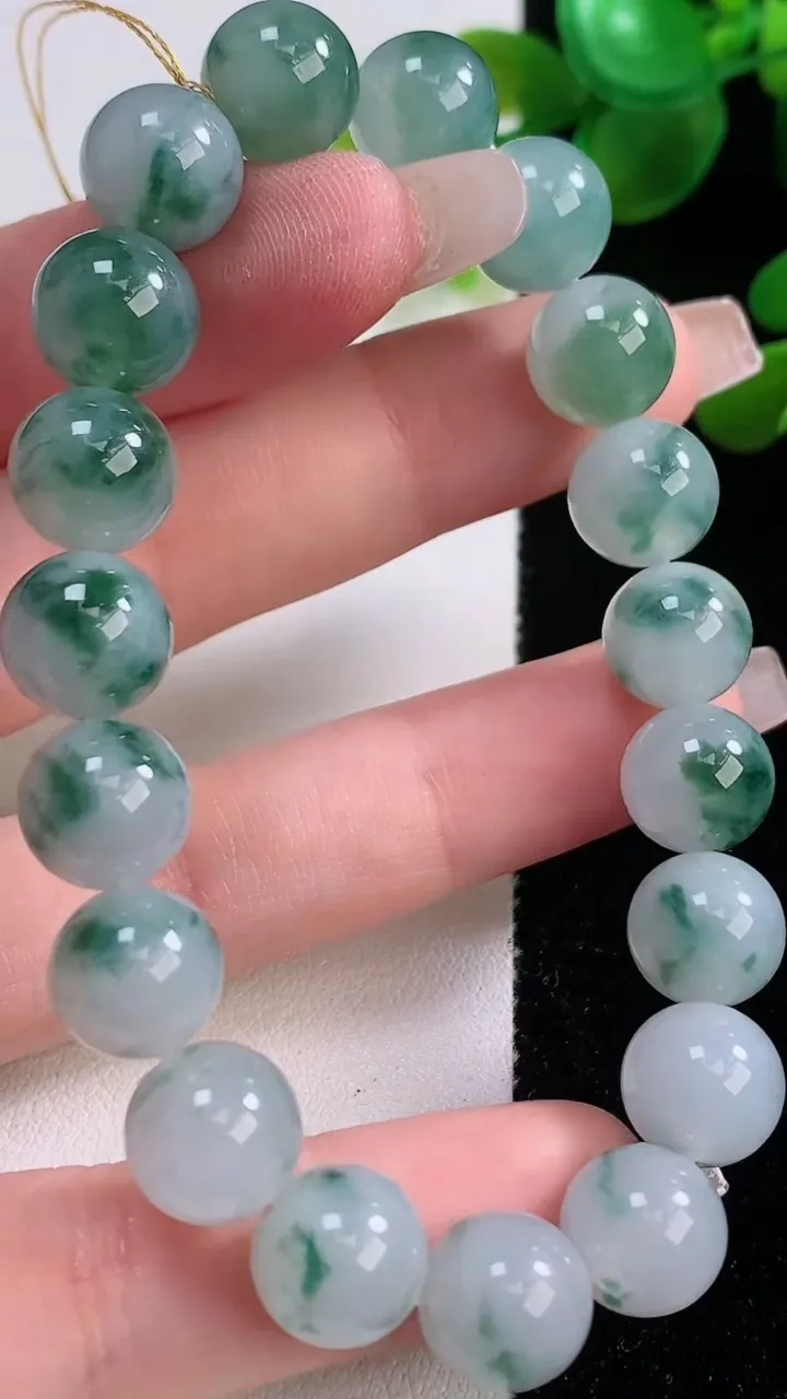 天然A货翡翠飘花圆珠手串，尺寸10-19颗，重量:32.58g12月18日
工厂直销收藏佳品,种好水