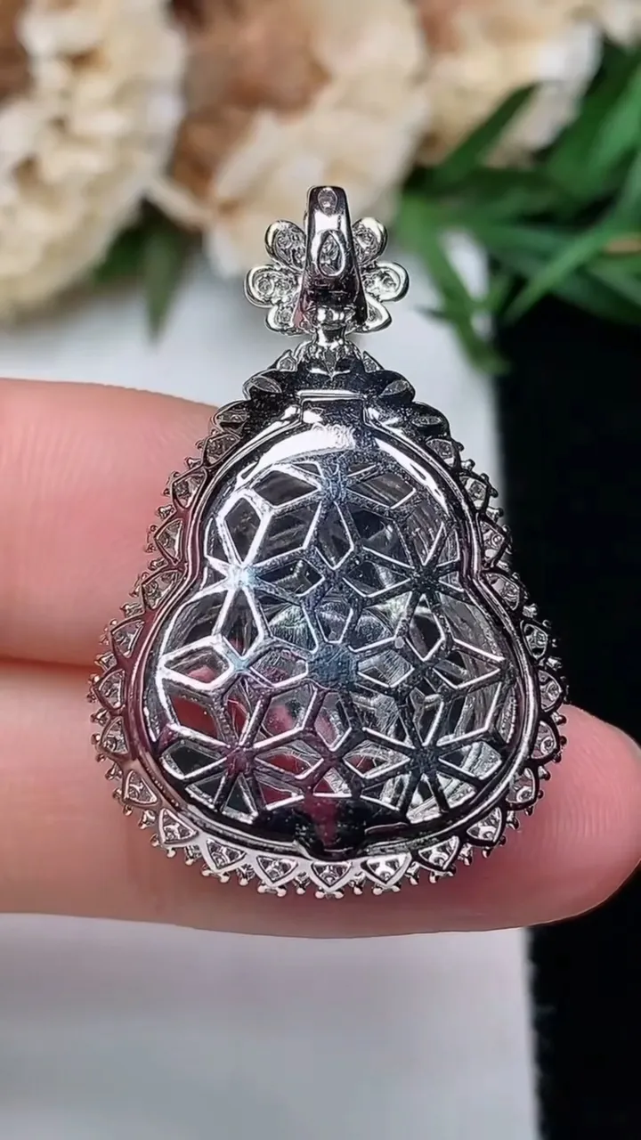 天然A货翡翠葫芦吊坠，尺寸32.2-21.5-11，裸石20.2-18，重量:6.28g
12月18日