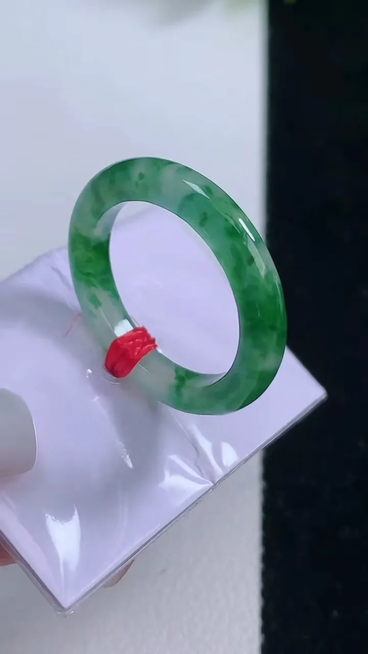 天然A货翡翠种飘花指环戒指，尺寸16.8-3.3，重量:3.50g2025年12月18日
工厂直销收藏佳品,种好水足，色泽均匀，有种有色，上手高大气！