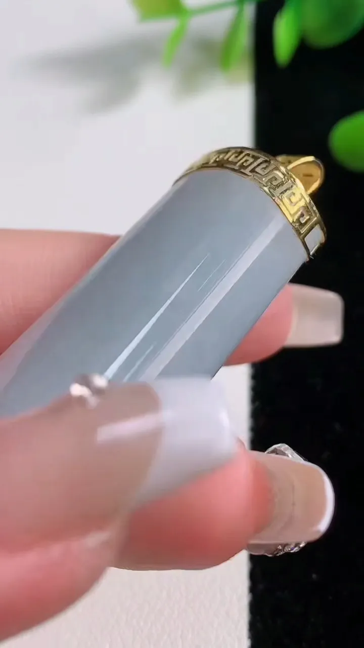 天然A货翡翠种白冰无事牌吊坠，尺寸45-21-11.5，重量:30.88g
12月18日