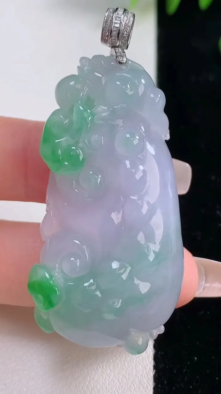 天然A货翡翠18K金春带彩紫罗兰如意吊坠，尺寸51.3-25.4-11，重量:27.59g
12月1