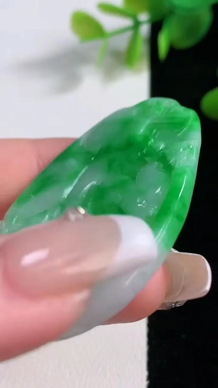 天然A货翡翠复古龙牌吊坠，尺寸50-35.2-3.4，重量:14.34g
12月18日