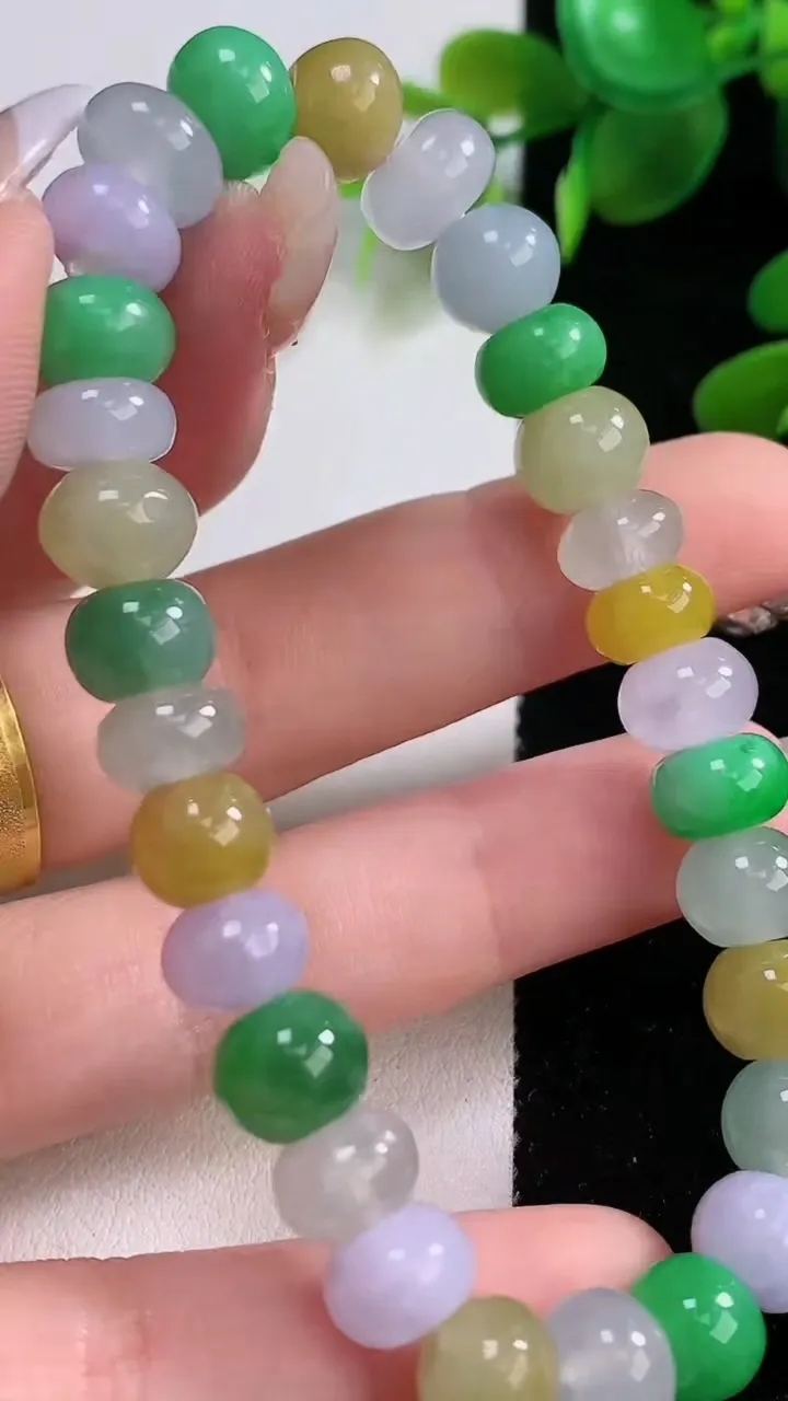 天然A货翡翠三彩算盘珠手串，尺寸9-4.8-29颗，重量:26.18g12月18日
工厂直销收藏佳品