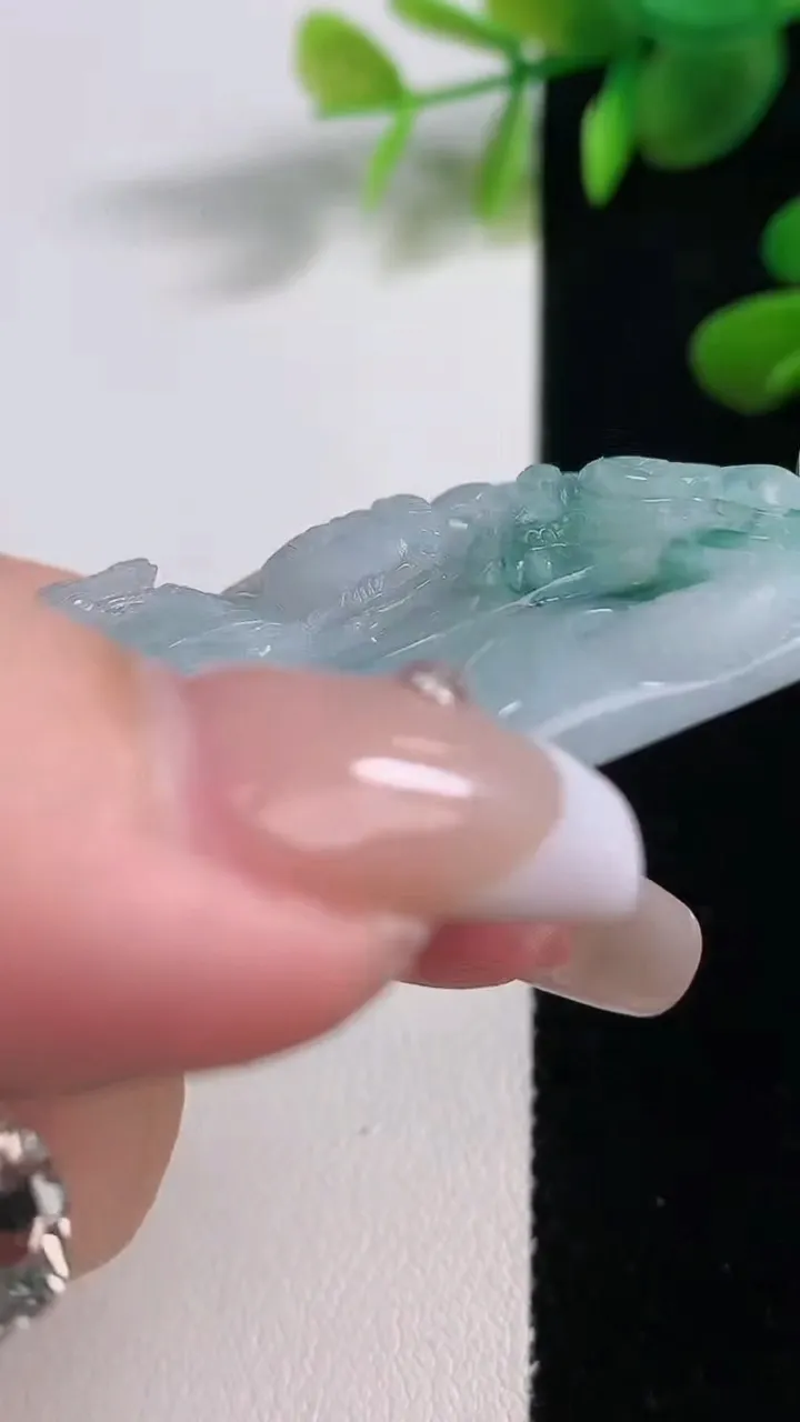 天然A货翡翠冰种飘花祥龙观音菩萨吊坠，尺寸67.7-37.6-12，重量:55.66g
12月18日