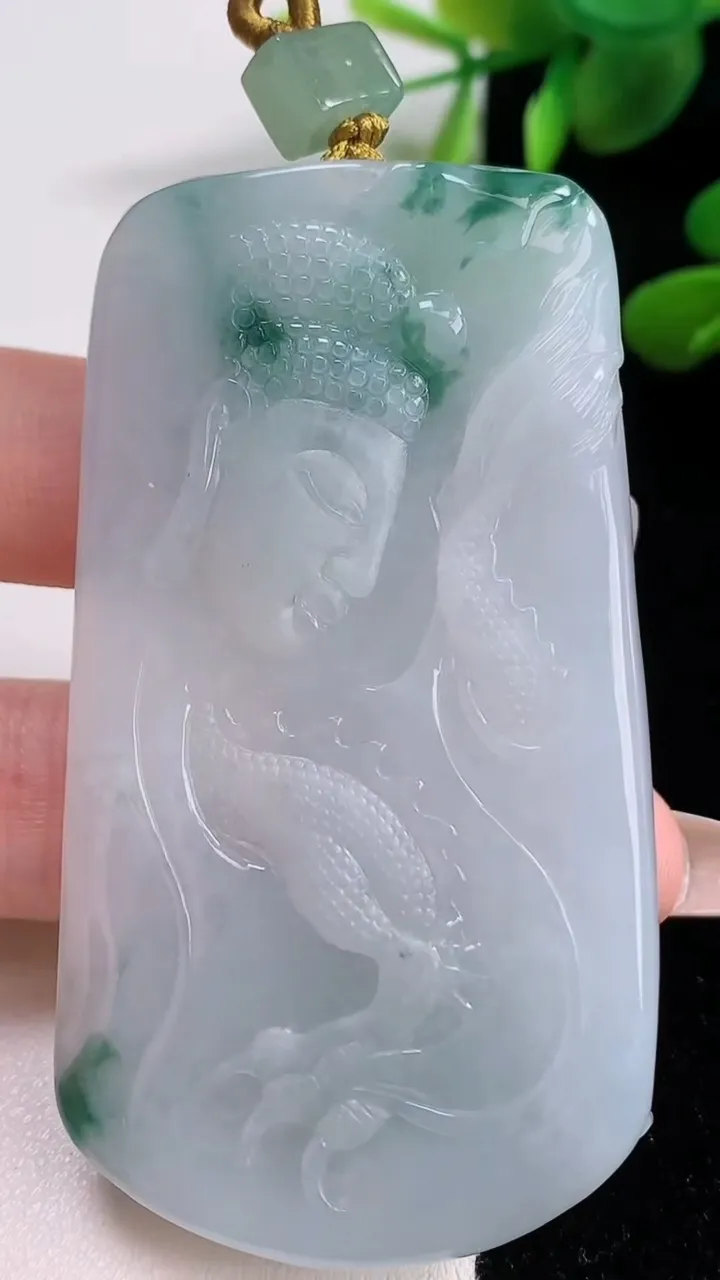 天然A货翡翠冰种飘花祥龙观音菩萨吊坠，尺寸67.7-37.6-12，重量:55.66g
12月18日